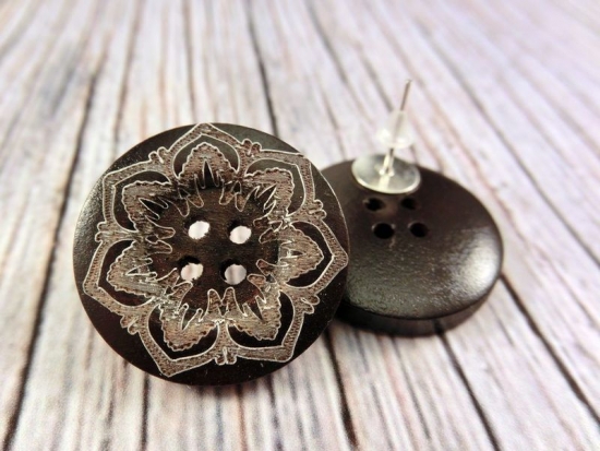 Preview: Schwarze Holzknopf Ohrstecker Button Blumengravur